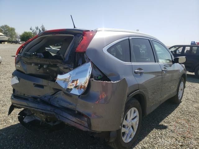 الخلف من اليمين لسيارة هوندا CR-V مع أضرار كبيرة في الباب الخلفي والصدام والضوء الخلفي